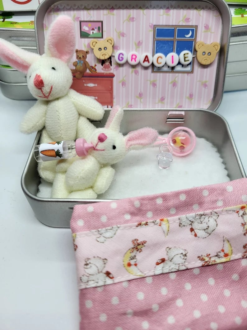 💎  Süße Osterhasen-Mama mit Baby in Blechdose – Handgefertigt, Kuschelig & Perfekt als Geschenk 🐰🎁