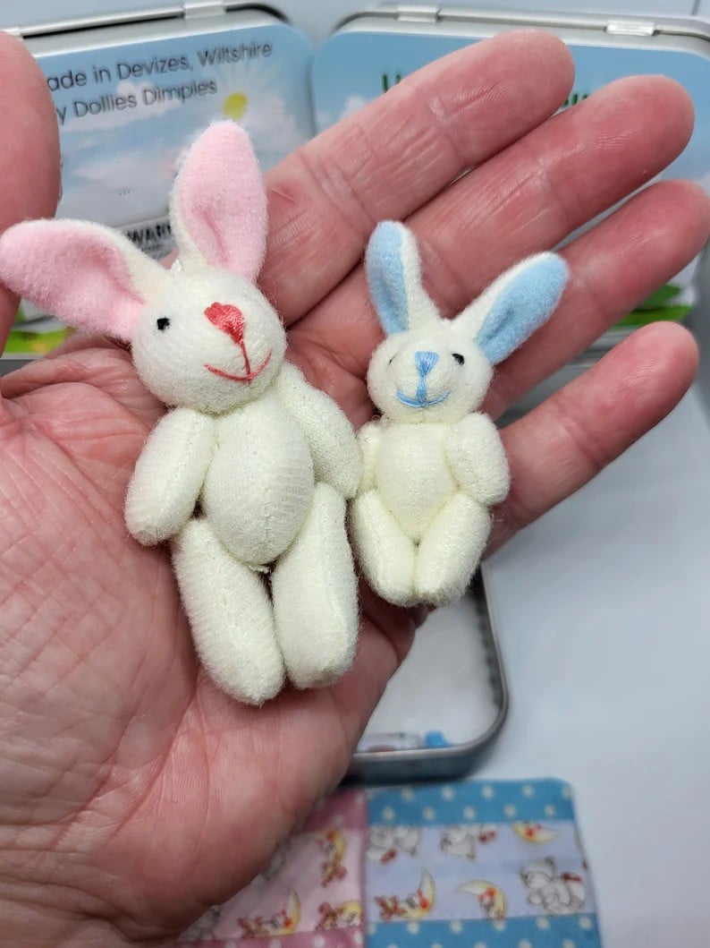 💎  Süße Osterhasen-Mama mit Baby in Blechdose – Handgefertigt, Kuschelig & Perfekt als Geschenk 🐰🎁